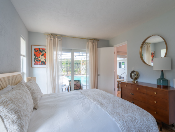 Luxurious Coastal Retreat in Sarasota - 4-Bedroom Home with Pool
